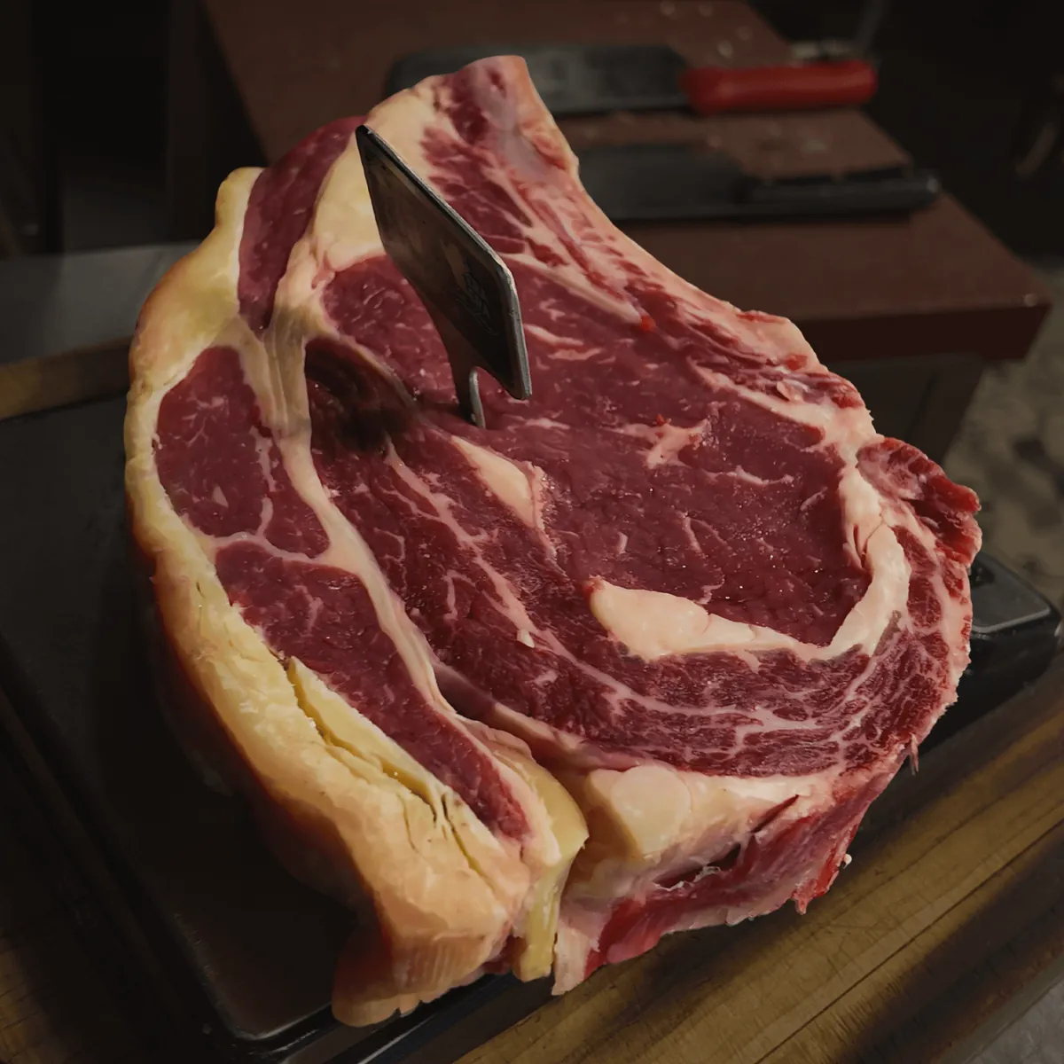 Chuletón de vaca madurado con cuchillo clavado